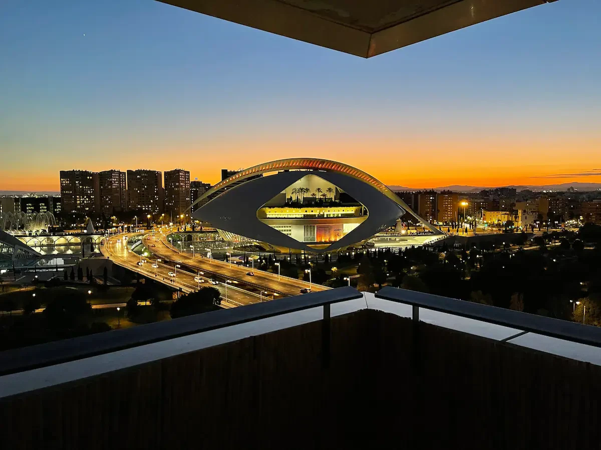 Apartment for 6 people with views of Valencia's skyline.